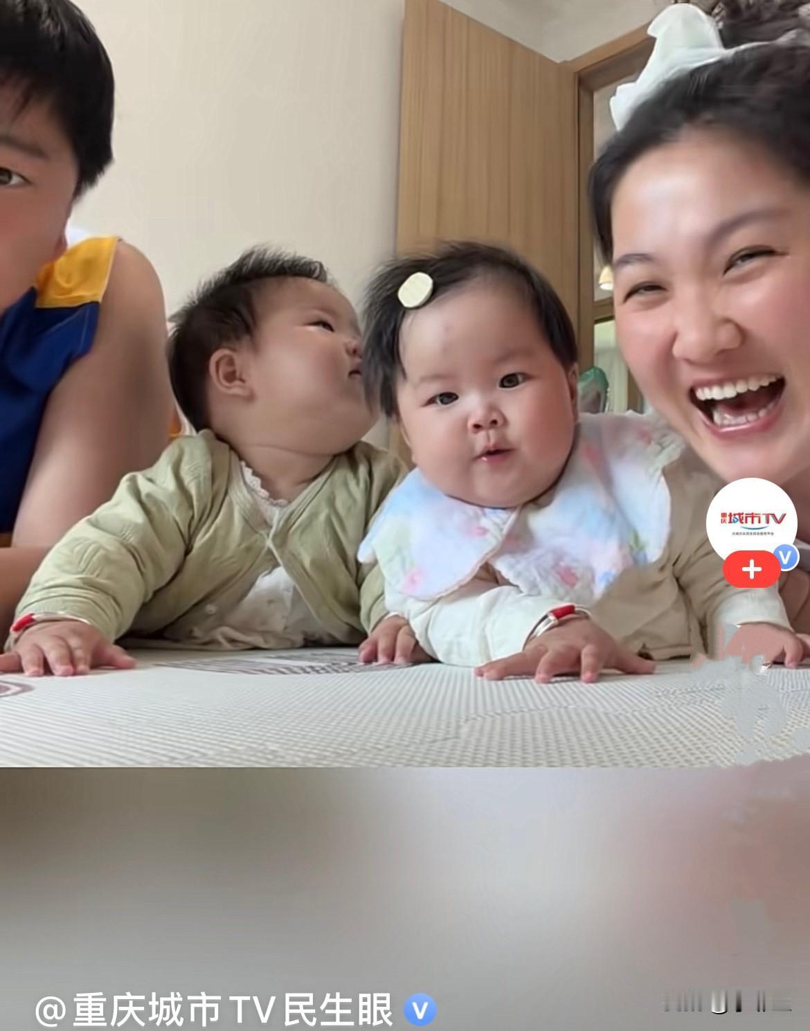 近日山东，爸爸妈妈同时亲一对双胞胎宝宝，妈妈温柔亲吻姐姐，小家伙立马乐开了花，笑