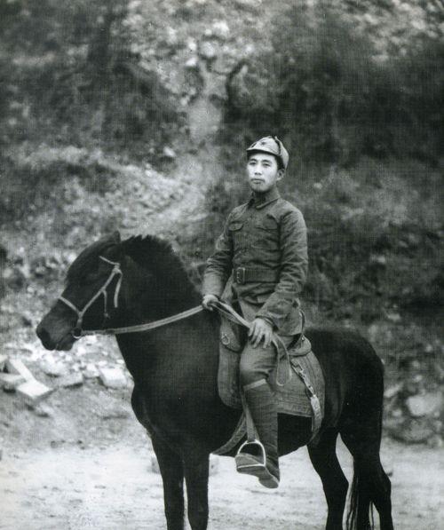 1936年，28岁的王震将军在延安拍摄的一张骑马照。此时红军三大主力刚刚完成长征