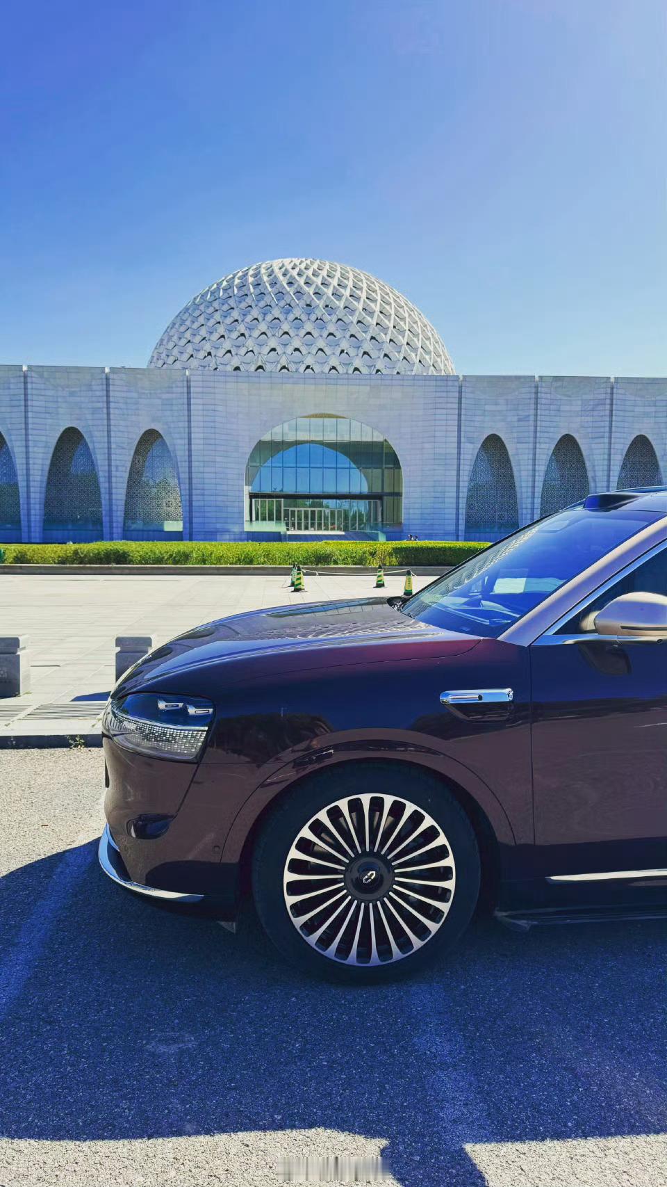 三亚，对新能源很友好，到处都是问界M9，各种颜色！ 