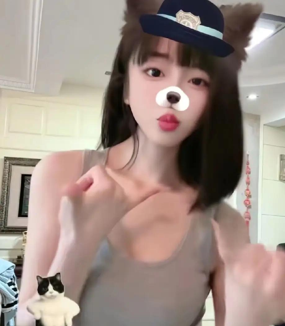 看起来，
娱乐圈也不大啊，
怎么一个司晓迪，就把整个内娱的帅哥都串联起来了。
