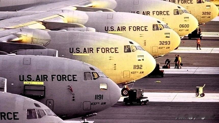 美国空军目前使用多种运输机，但只有一款被美国飞行员誉为“空运部队中最灵活的运输机