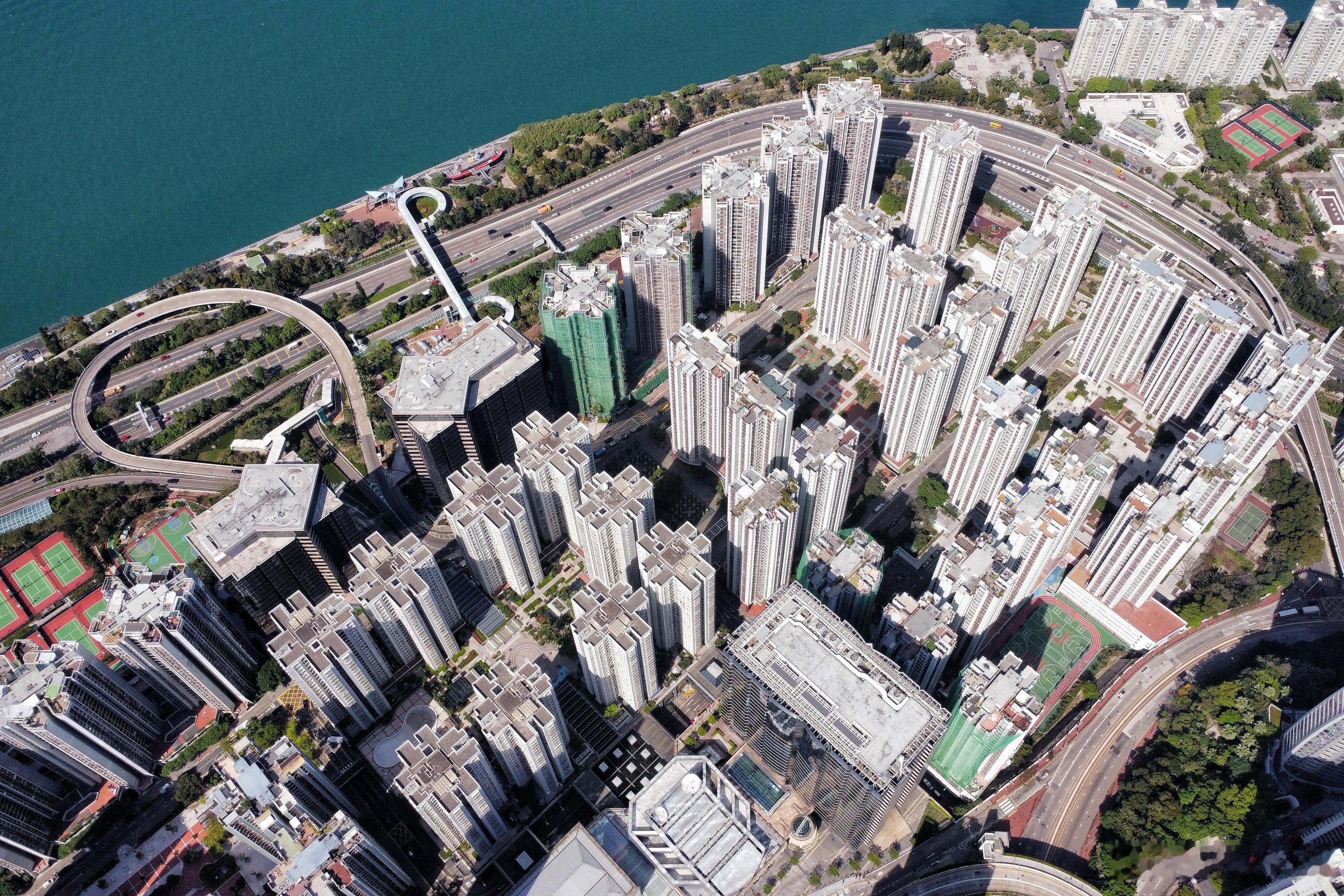 【余伟文：香港住宅地产市场趋于稳定】香港金管局总裁余伟文在国际金融领袖投资峰会期