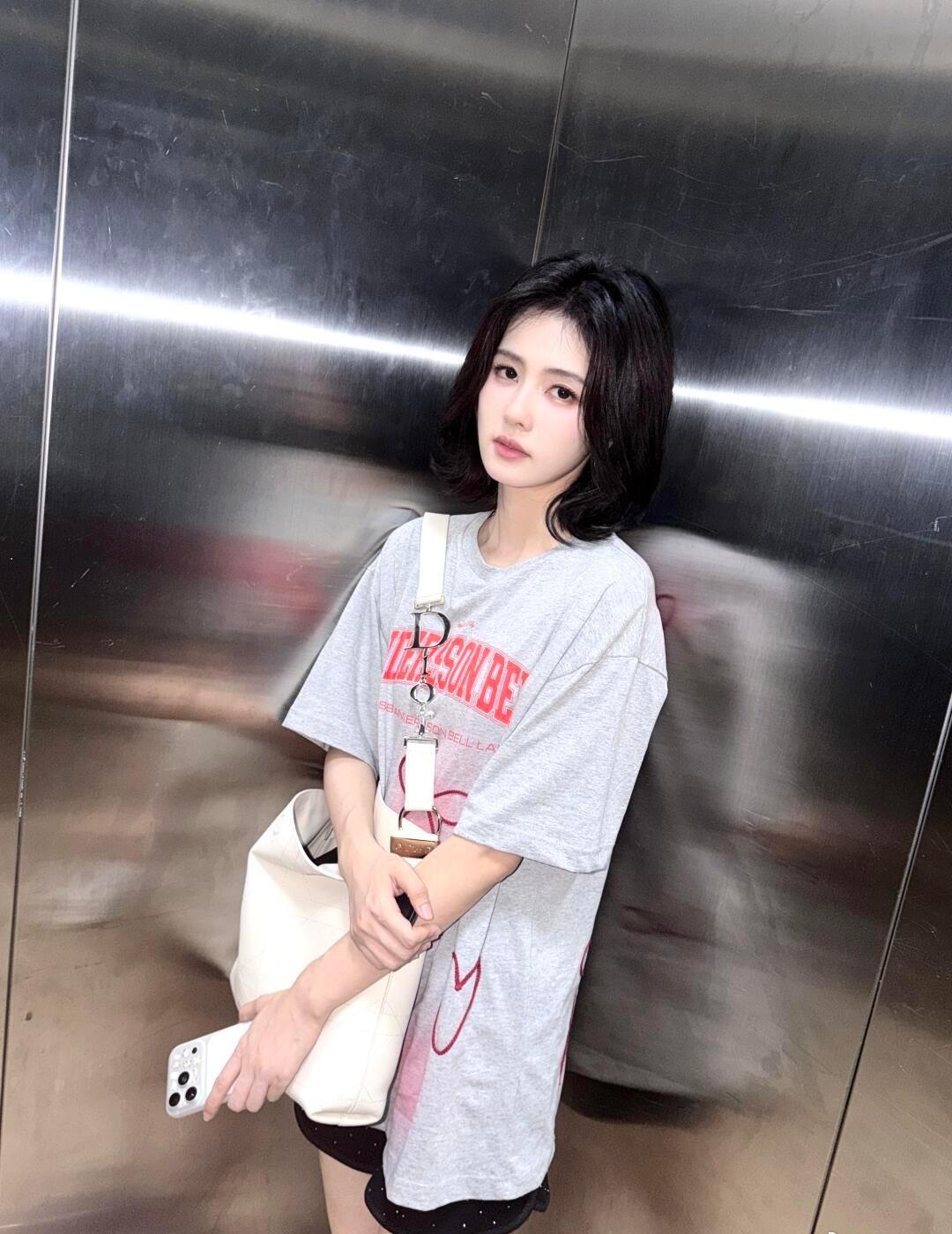 我好喜欢你 让我感到幸福的你 让我掉眼泪的你 让我没法停下思念的你 笑起来有肥肥