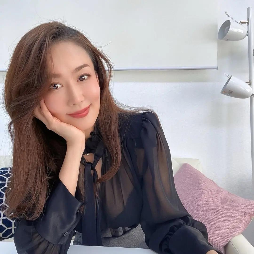 优雅气质，黑纱衬衫尽显时尚魅力。