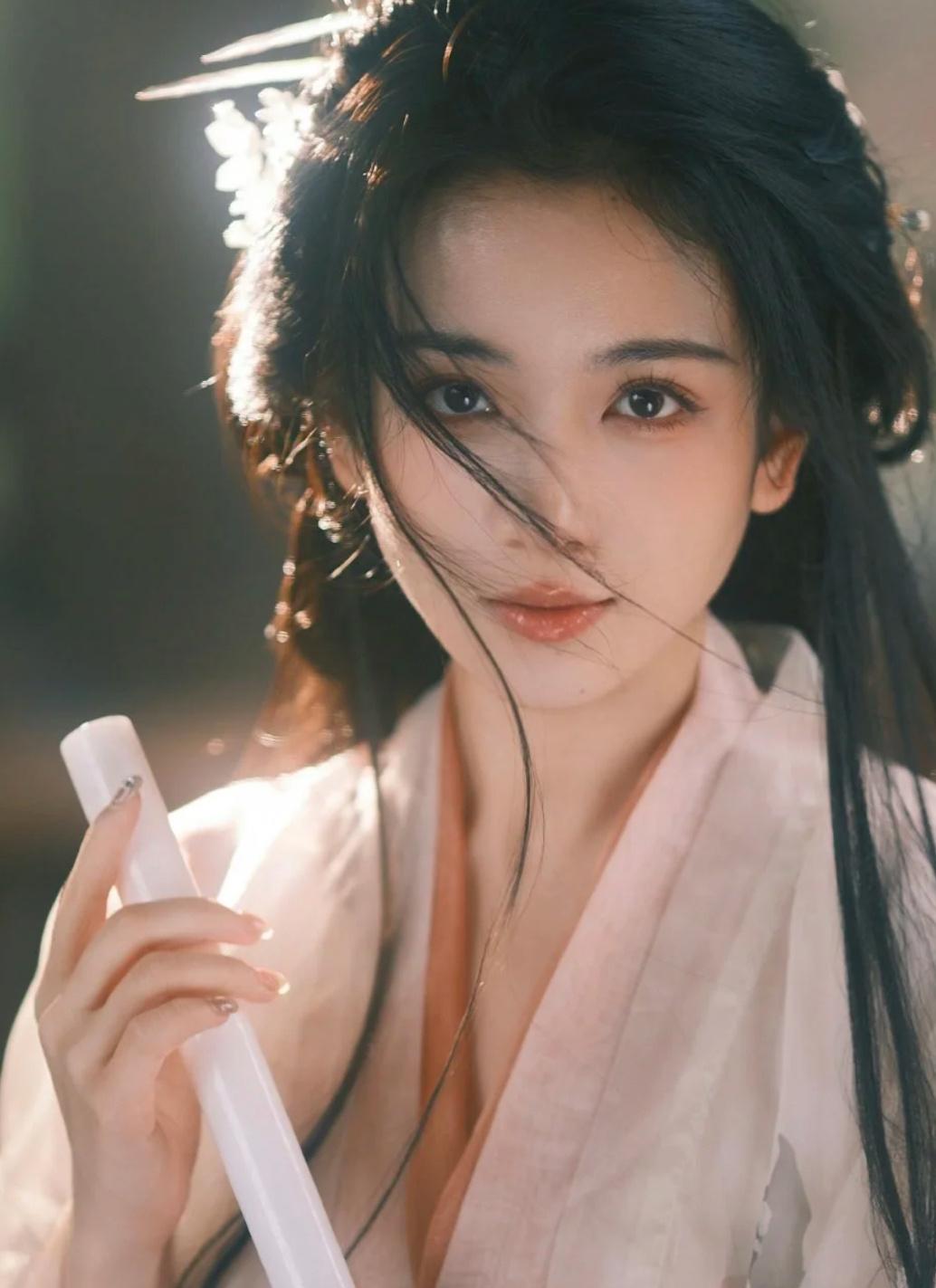 代露娃这件事，

根本不是香菜的问题。

香菜说白了就是个引子，真正让她难受的，