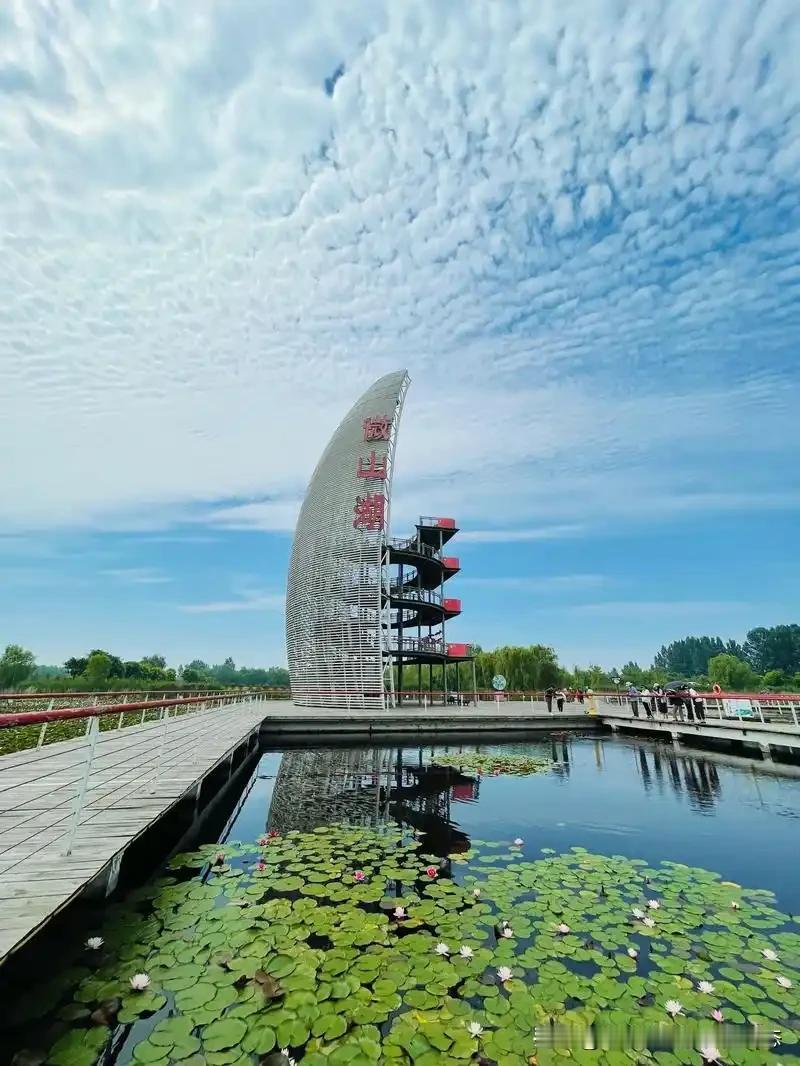 微山湖
 
       微山湖地处山东济宁微山县，是北方最大淡水湖，又称南四湖