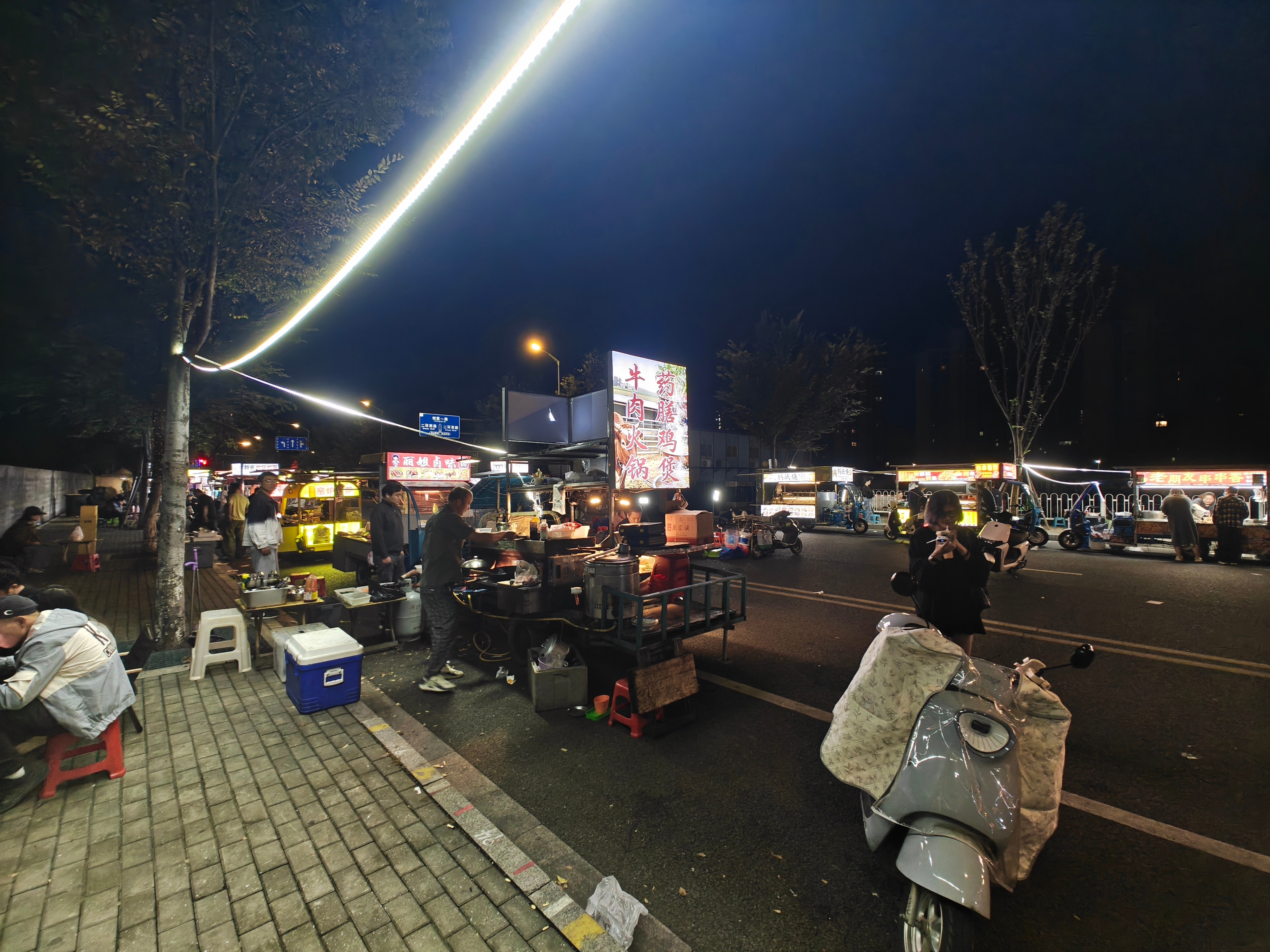 湖州最大的夜市真的蛮大的不过品类倒不是很前沿，很时尚很多芜湖芒果夜市有的奇怪网红