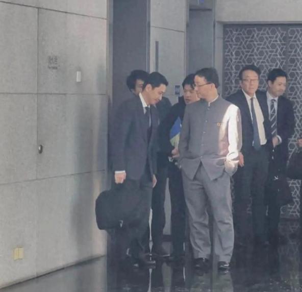 那位对着日本官员双手插兜、不怒自威的外交官刘劲松，如今空降澳大利亚出任大使。这步
