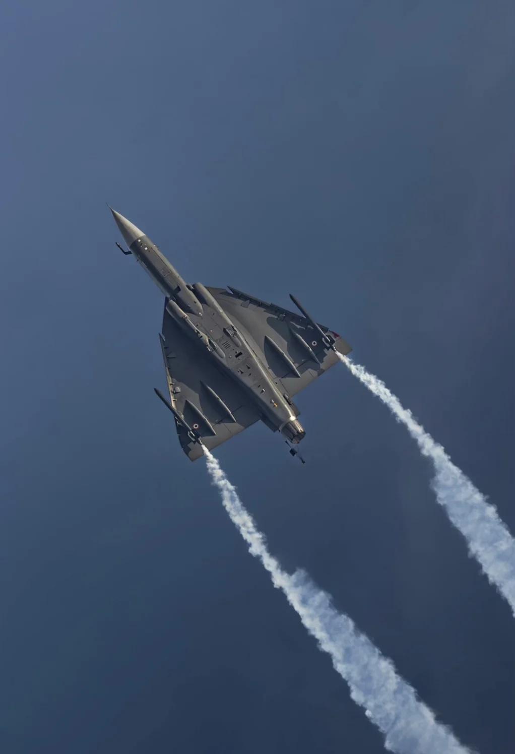 迪拜航展印度国产“光辉”坠机前三秒画面
迪拜航展最后一天飞行表演，一架印度光辉战