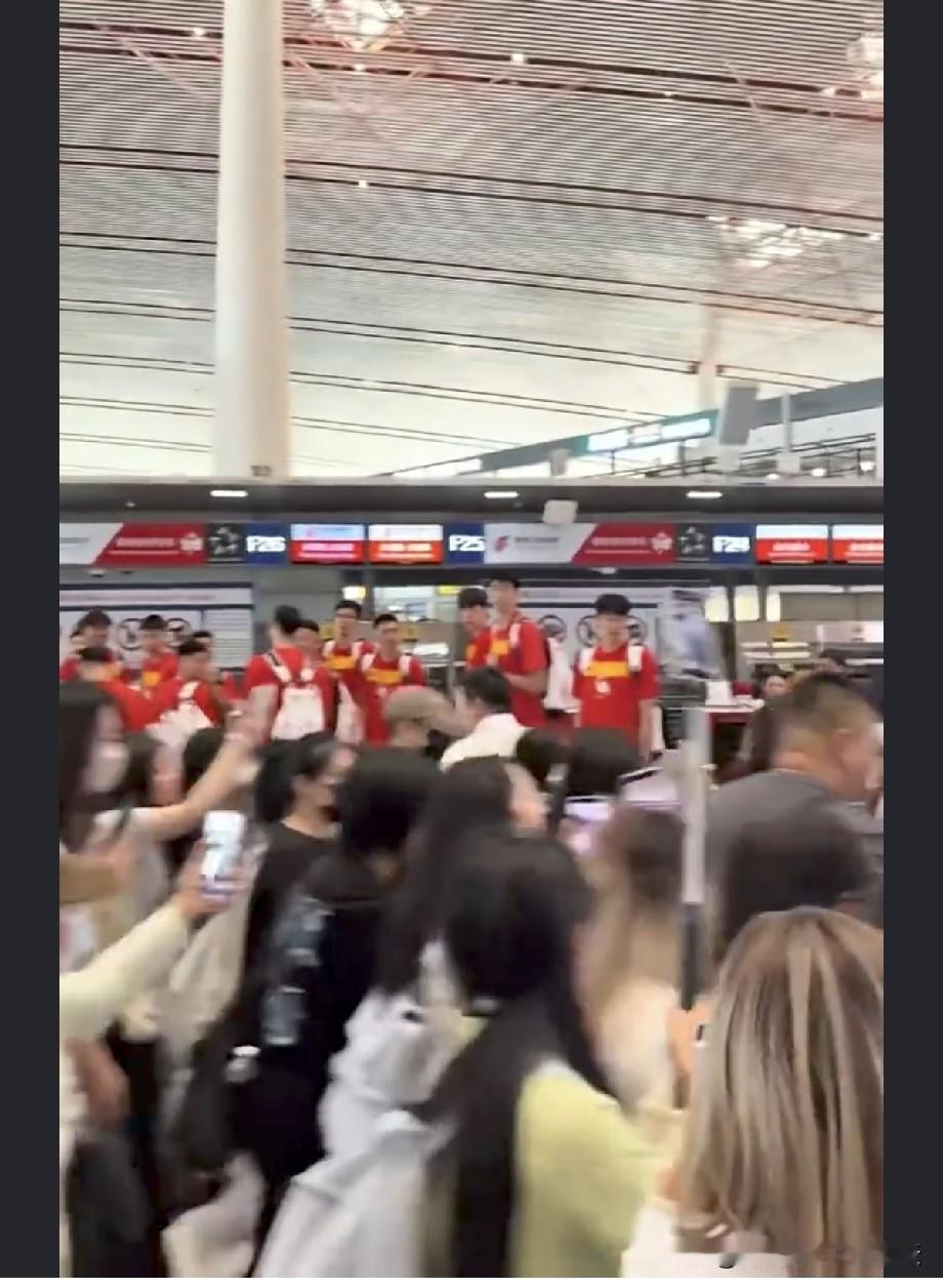 从被女明星粉丝挤到墙角，到被鲜花和欢呼包围——中国男篮这趟航班，飞出了人生的起落