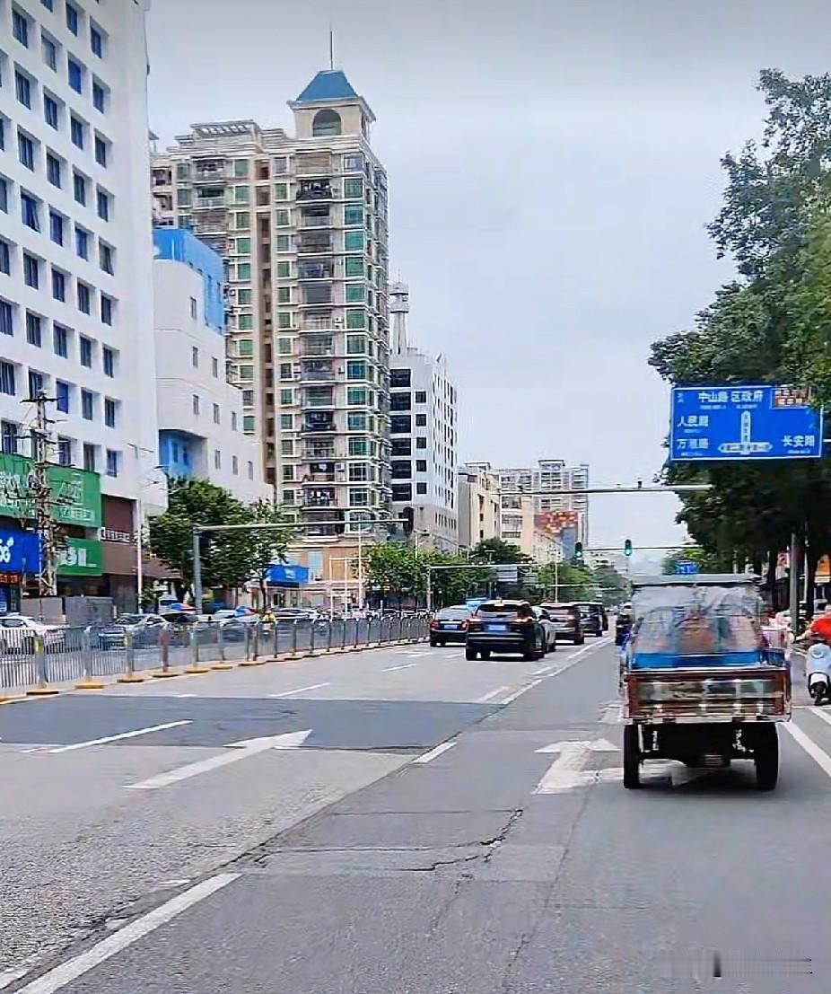 惠阳开城大道的"补丁"也太多了吧！
      不知道大家有没有注意到，扩建后的