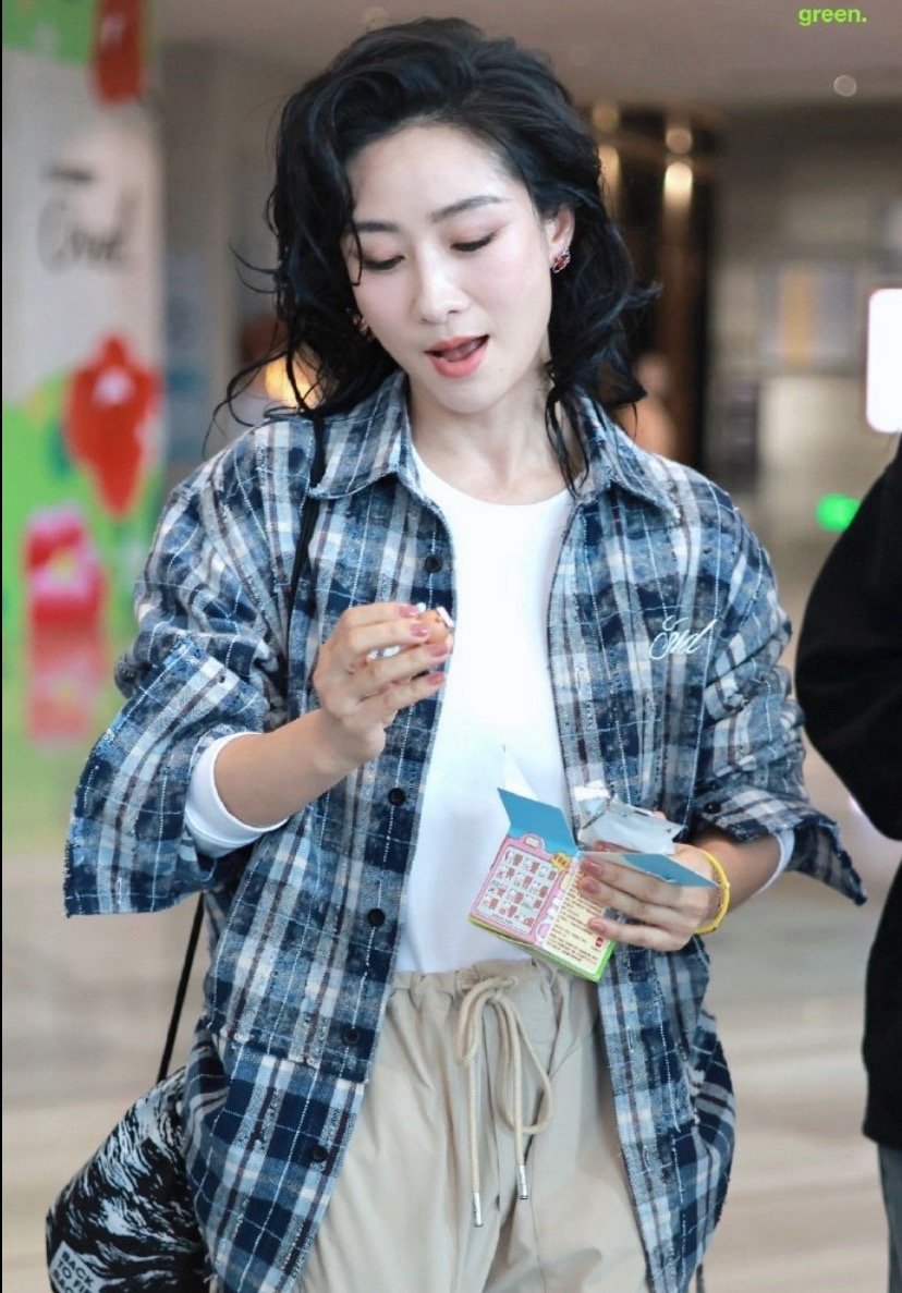 爆光啦！陶昕然浪姐全妆路透 来了！湿卷发+复古红唇，气场全开，完全摆脱安陵容的柔