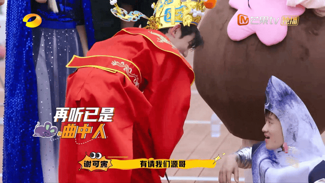 #王源前空翻跳水# 王源化身财神，前空翻跳水惊艳四座！红衣少年，这财神有点不一样