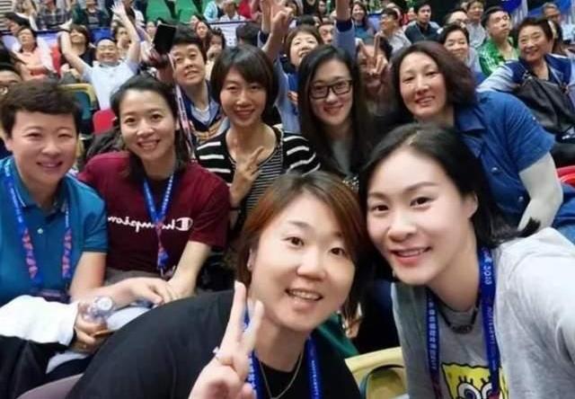 一众女排球员合照：我认出了雪肤花貌的赵蕊蕊，笑容甜美的张娜，短发微卷的冯坤，秀发