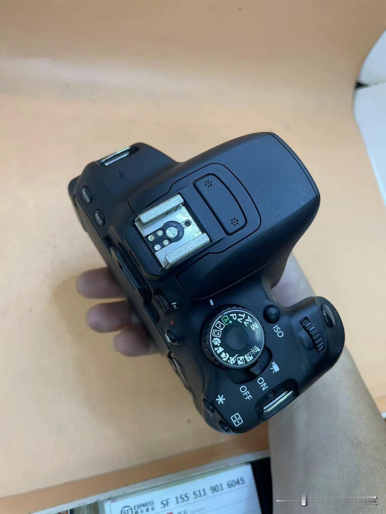 “这台相机还是能出片，但是只能在各种条件合适的情况下才能做到。弱光下噪点感人、对