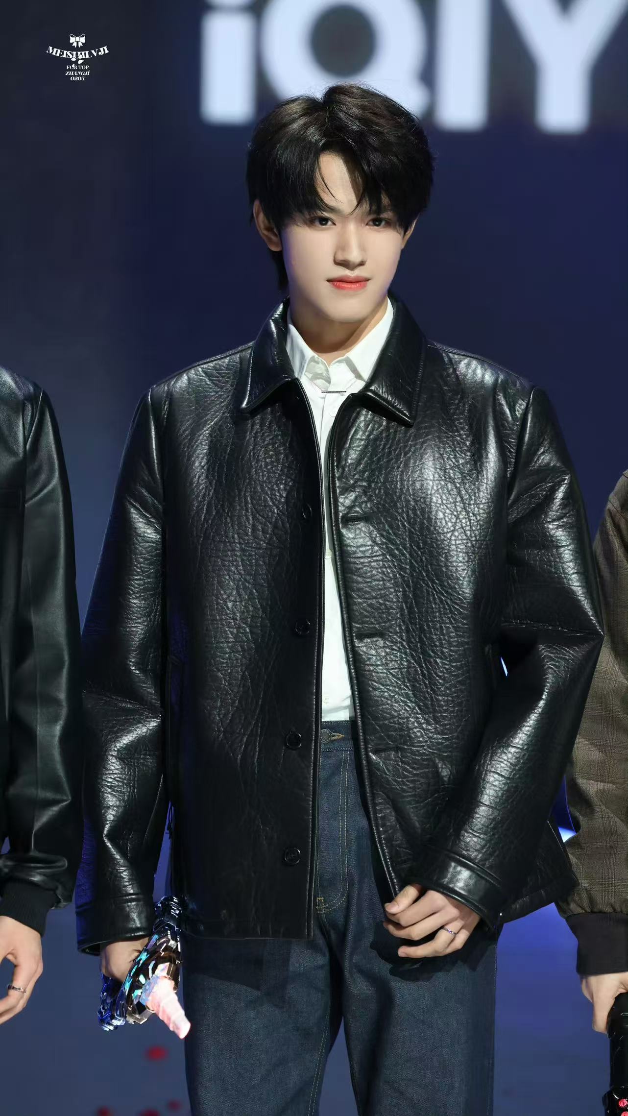 张极复古港风皮夹克谁懂？张极尖叫之夜这身复古港风皮夹克也太会穿了！瞬间穿越到90