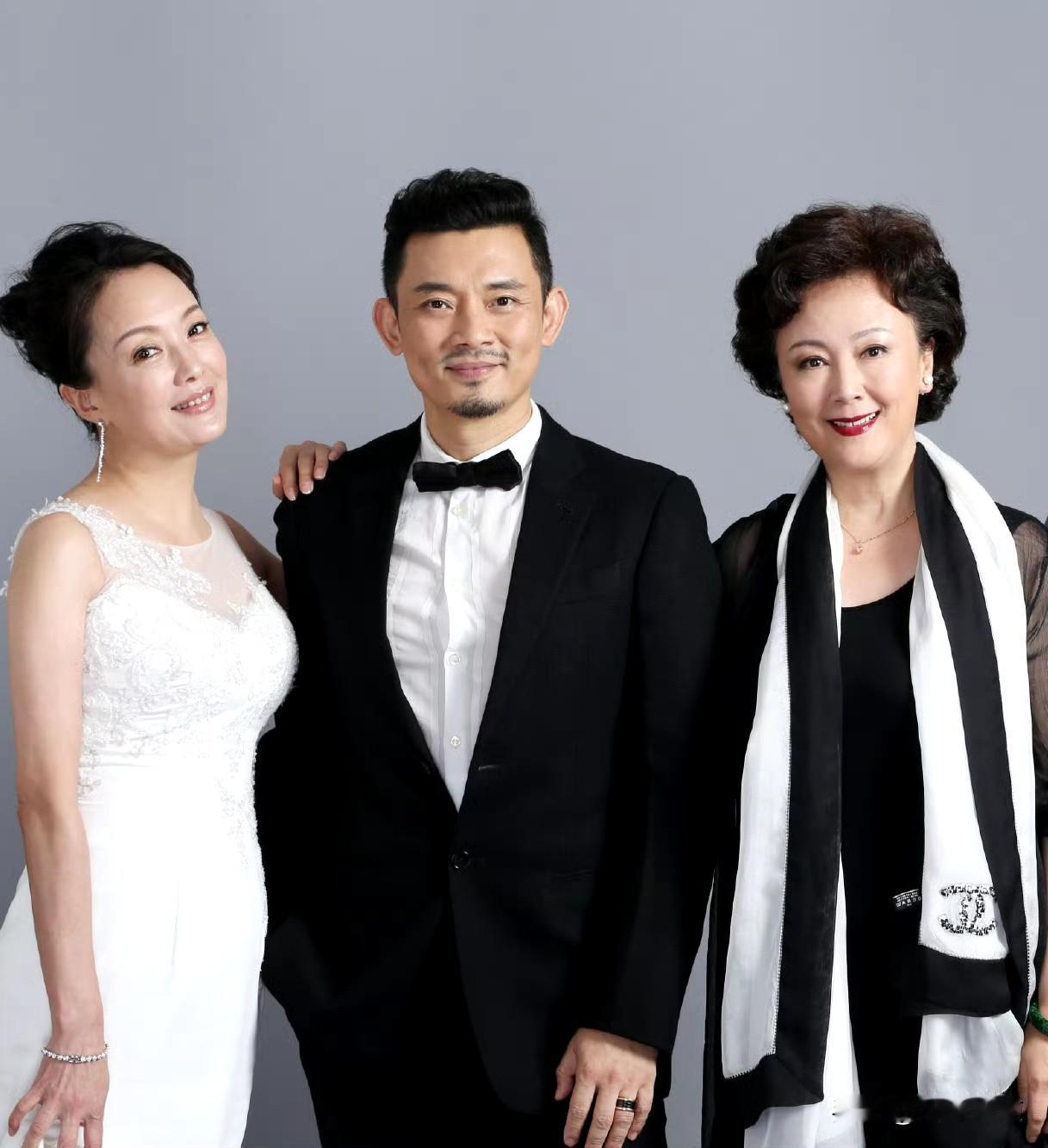 还是上影的当家花旦赵静最醒目，人到中年后，更显风韵。