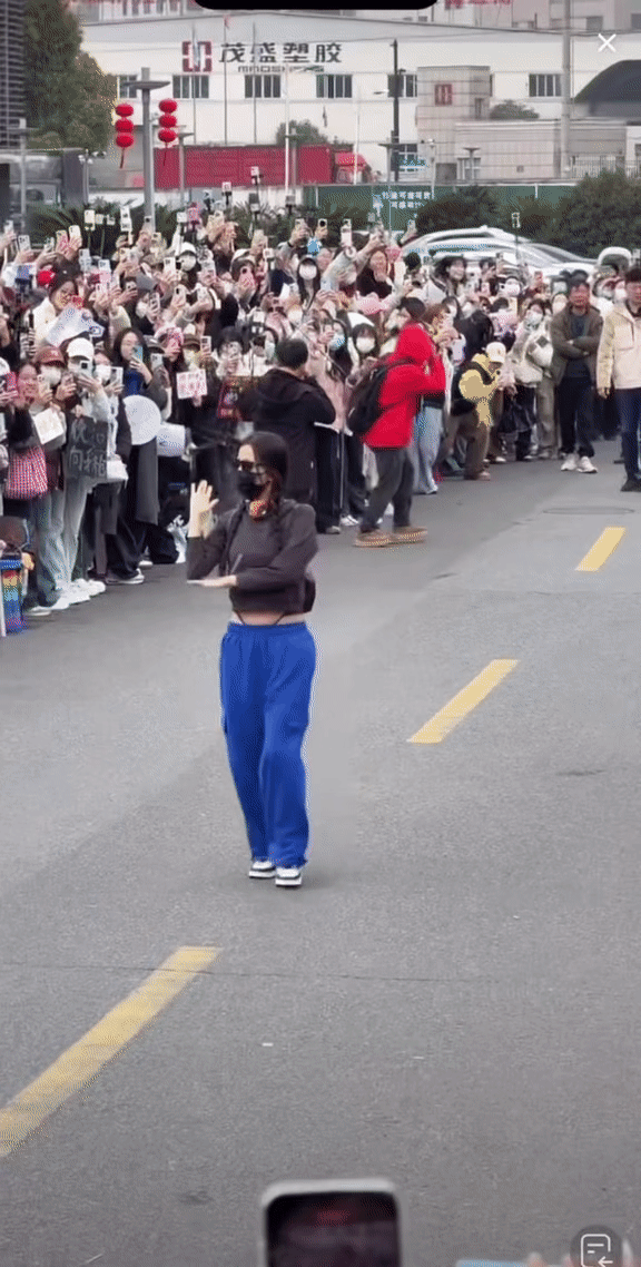 云初令虞书欣杀青应援密密麻麻全是鱼丝的大应援女顶流不管线上线下粉丝都超级多想和主