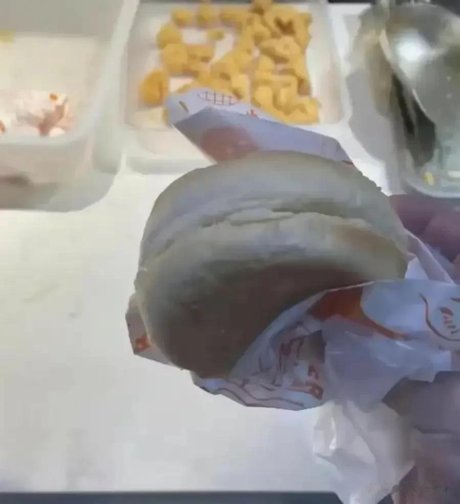  

男子高速服务区买汉堡只有面包没有肉，涉事餐厅被责令停业整顿！4月29日，有