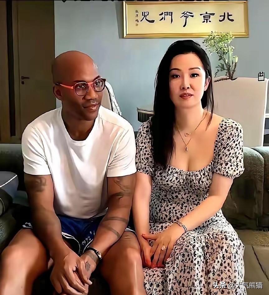 48岁马布里和小自己7岁的歌手汪妤凌在北京举办婚礼，可以看出两人非常恩爱，马布里