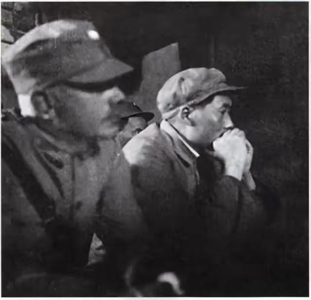 毛泽东和白求恩，延安。1938年5月1日。