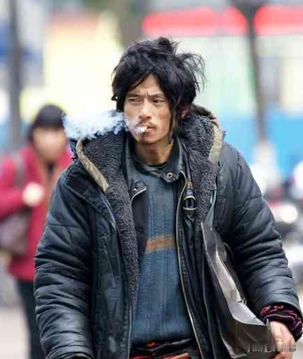 2010年2月，宁波网友随手拍了一张流浪汉的照片发论坛，照片里的男子蓬头垢面却眼