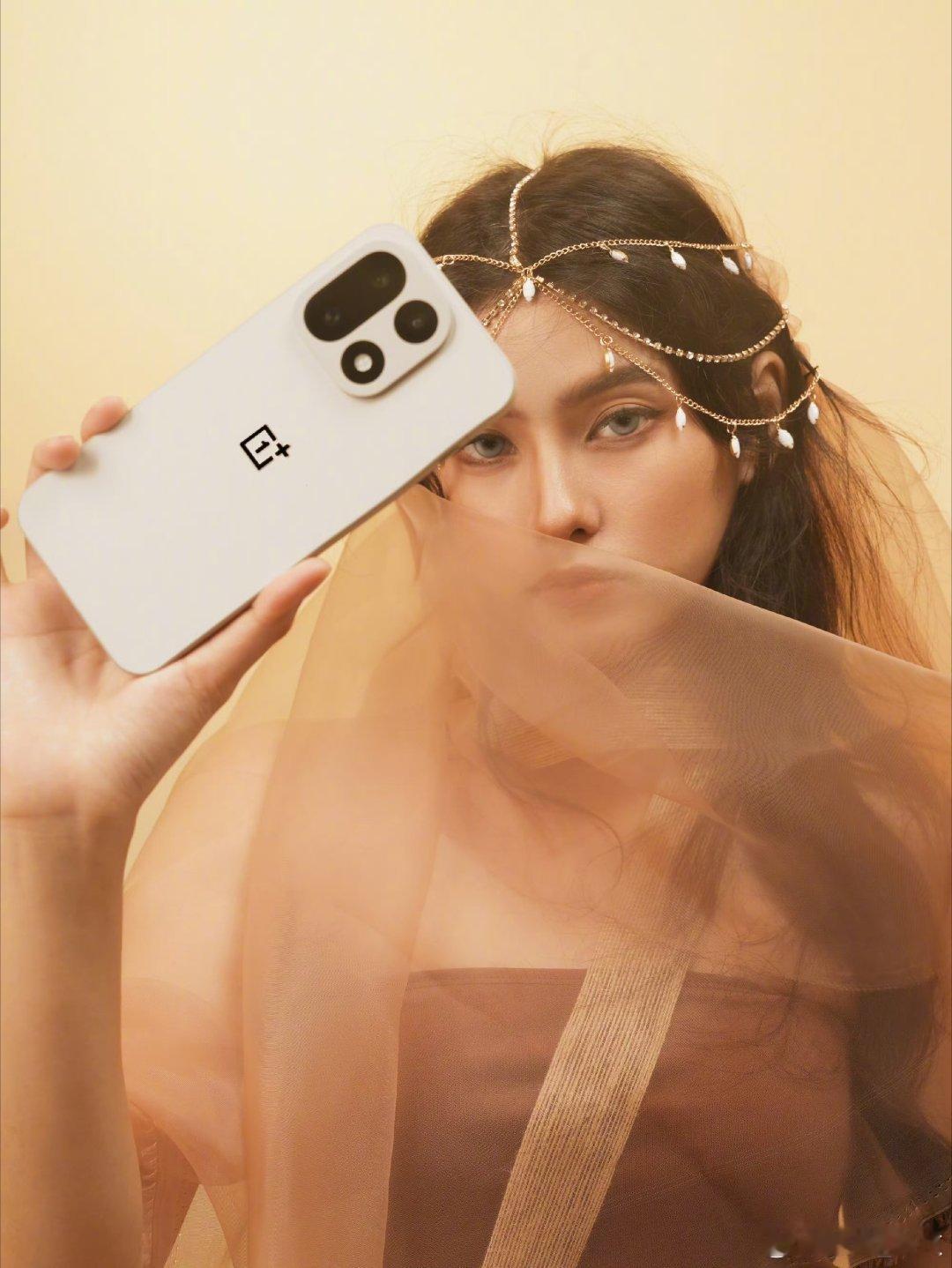一加15拿手机的这位小姐姐好漂亮[打call] ​​​