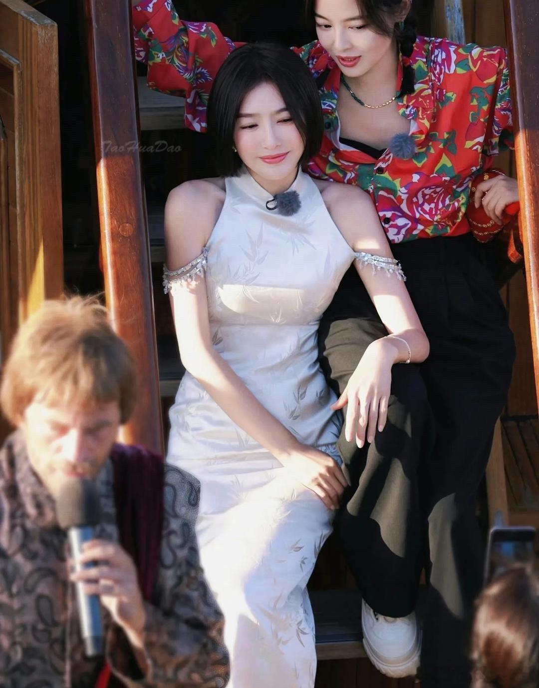 花儿与少年秦岚和辛芷蕾这张合照直接封神！！！ 绝美啊！ 