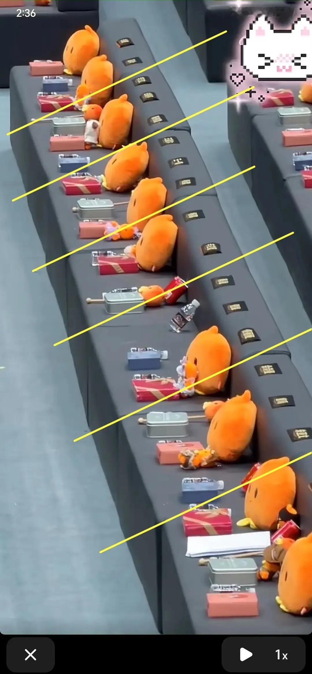 这个图挺清晰的，就是按照2 3 3 2 3 3 2排的，一共18个人，谁想挤中间