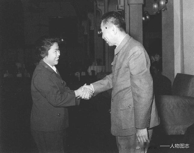 1966年1月23日,周恩来与著名天津时调演员王毓宝亲切握手