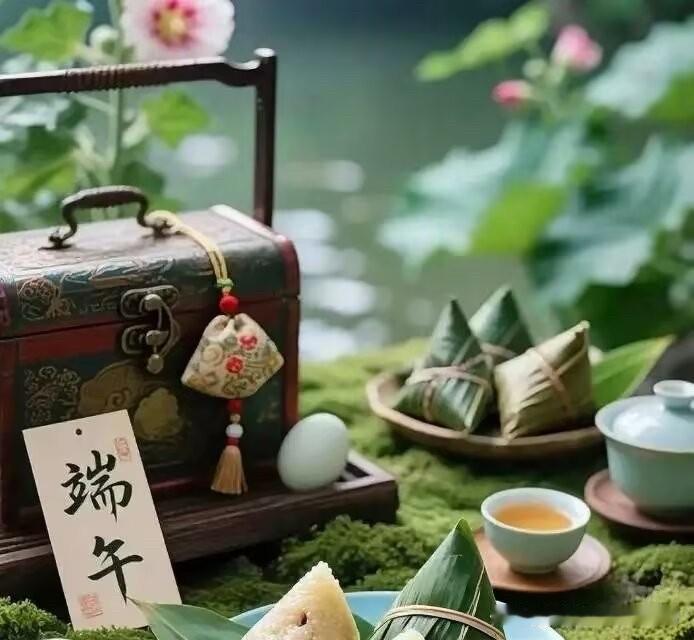 【行香子 端午抒怀】


青箬浮光，蒲酒盈觞。叠春痕、素手轻扬。枣凝星魄，米润云