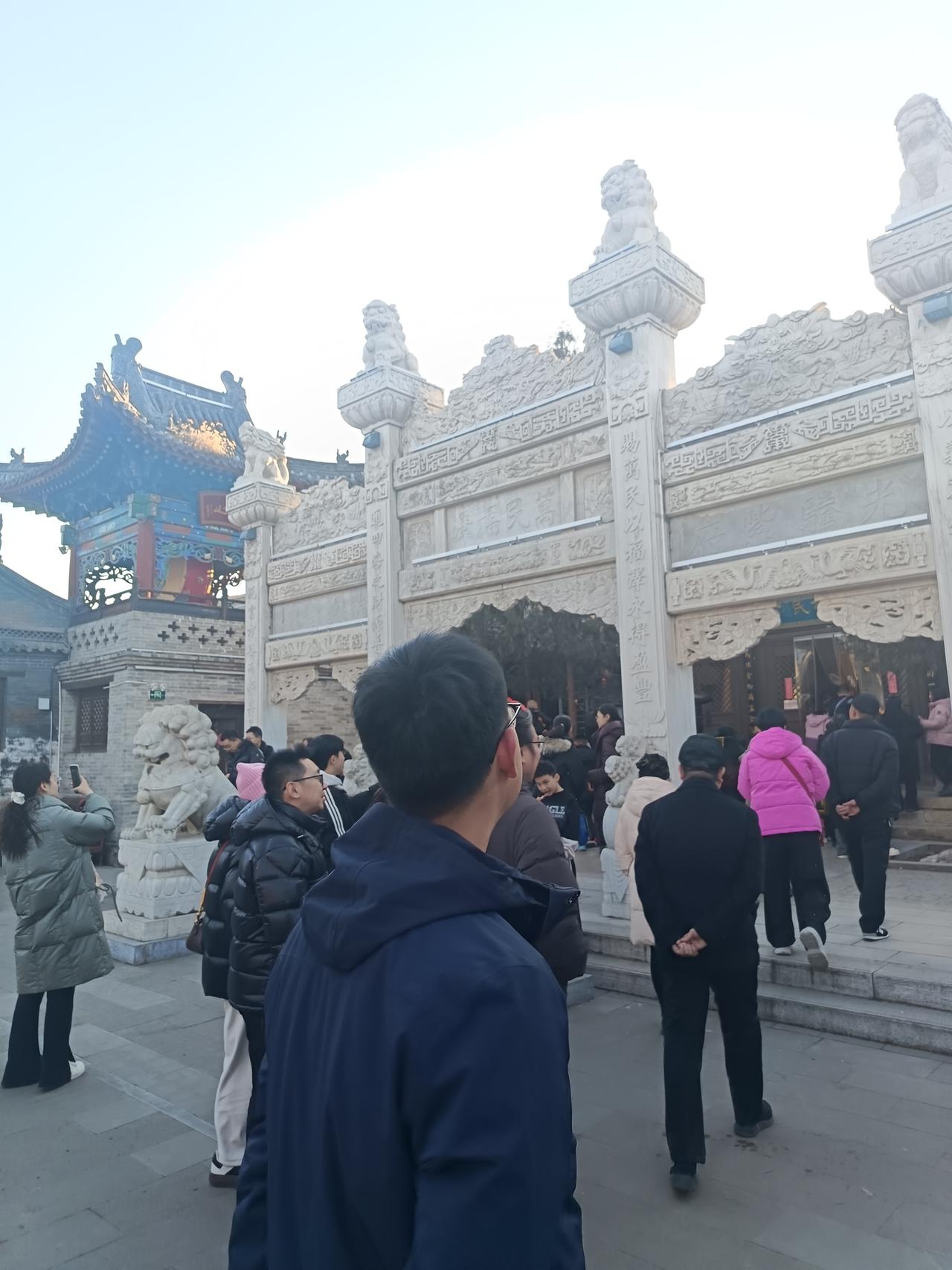 新年生活就像一幅五彩斑斓的图鉴。春节期间，山东不少中小型饭店没休息，这时候正是它