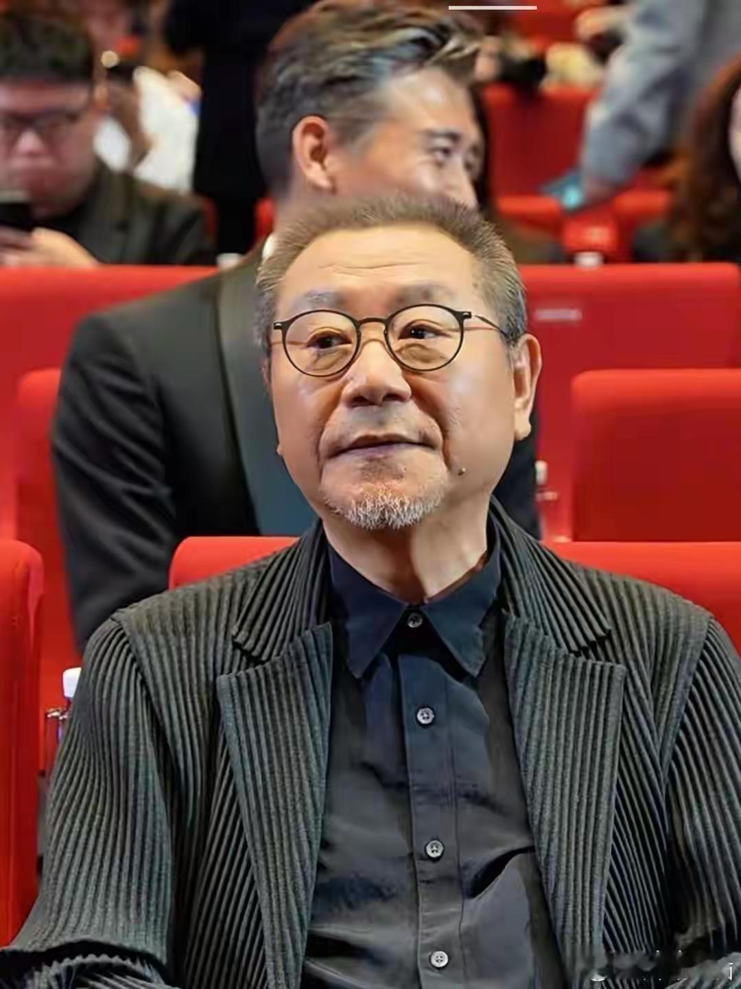 他年轻时是位出色的演员，人品好，低调不张扬，接地气，演技好，老了看着文质彬彬，更