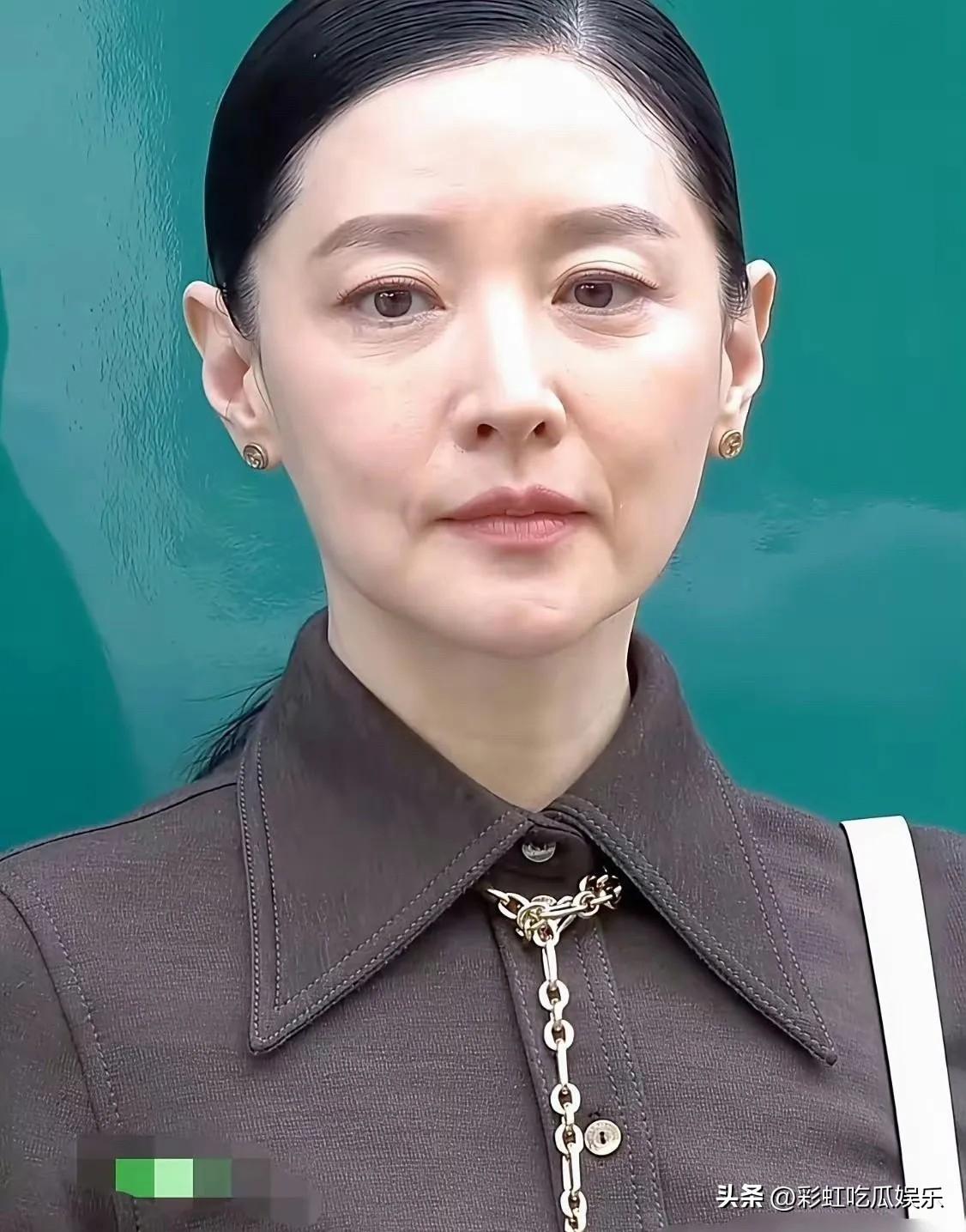 54岁大长今李英爱变成这样，脸部松弛眼皮松弛法令纹明显，已经变成了阿姨。

李英