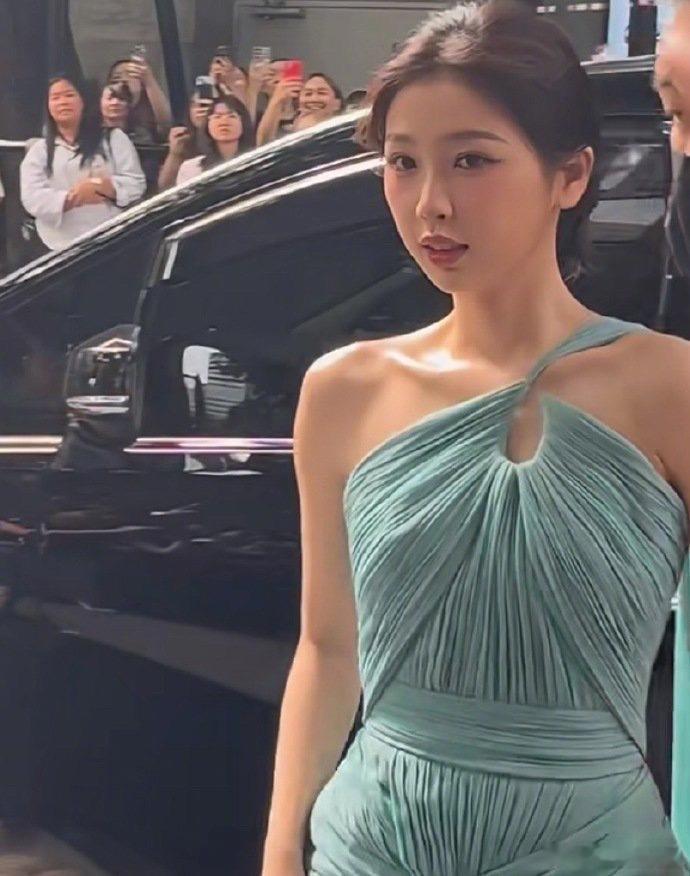 虞书欣风波后首度现身，亮相泰国出席爱奇艺活动，并担任爱奇艺国际版全球代言人。 ​