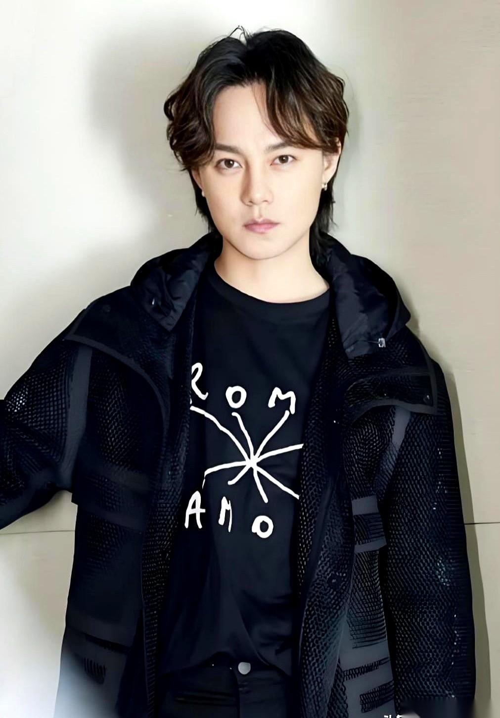那演员叫尹正。
他曾拿过专业摩托车赛事的冠军，车库里停满了心爱的坐骑。后来，他把