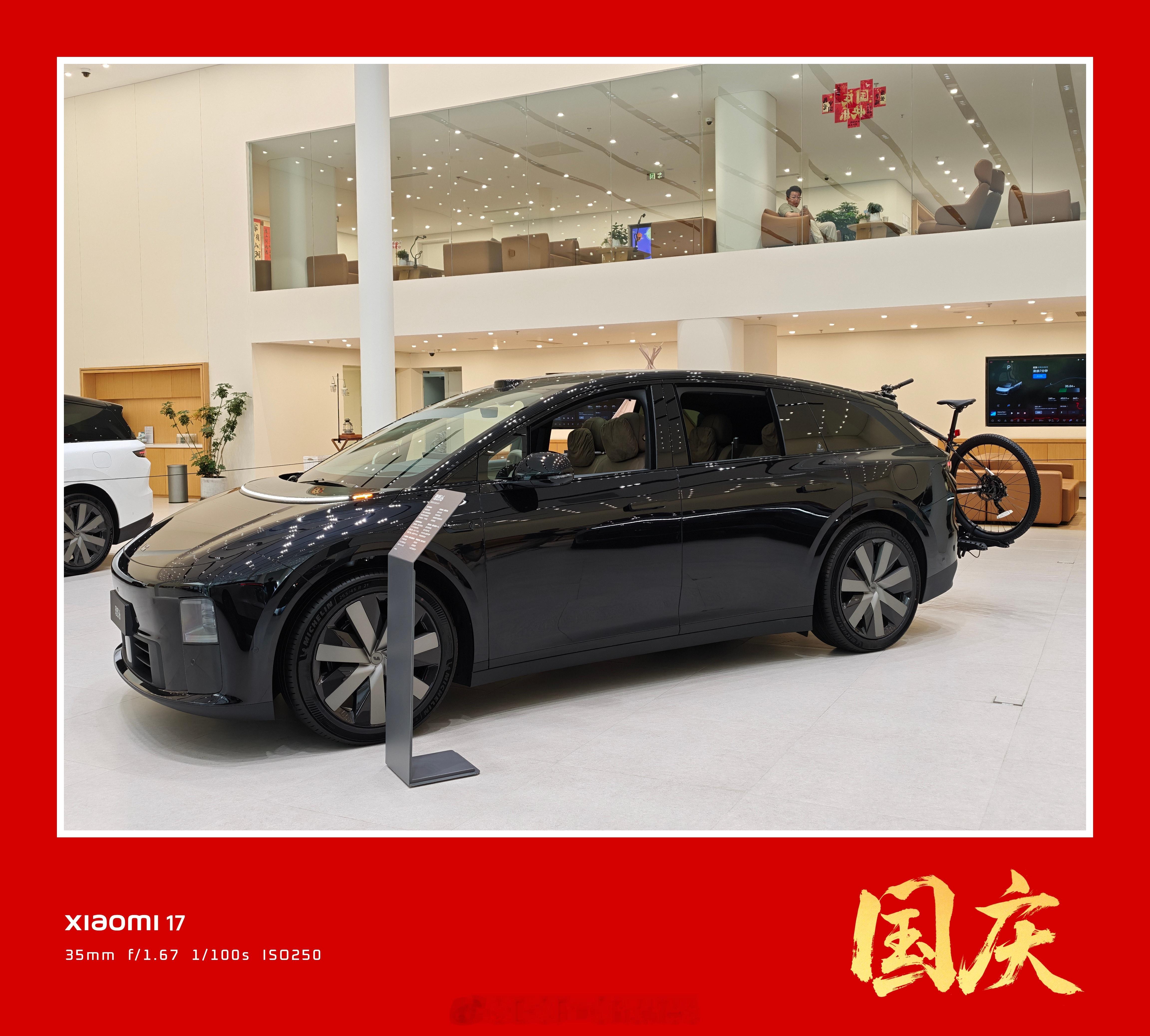 我的理想i6还在等车，来门店先看一眼选配。纯黑外观好像比想象中好看，但可惜我已经