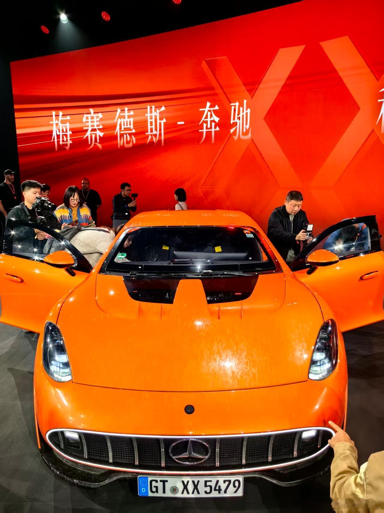 见过发布会都不洗车的么？因为这是台破一堆纪录的AMG GT XX，八天就能绕地球