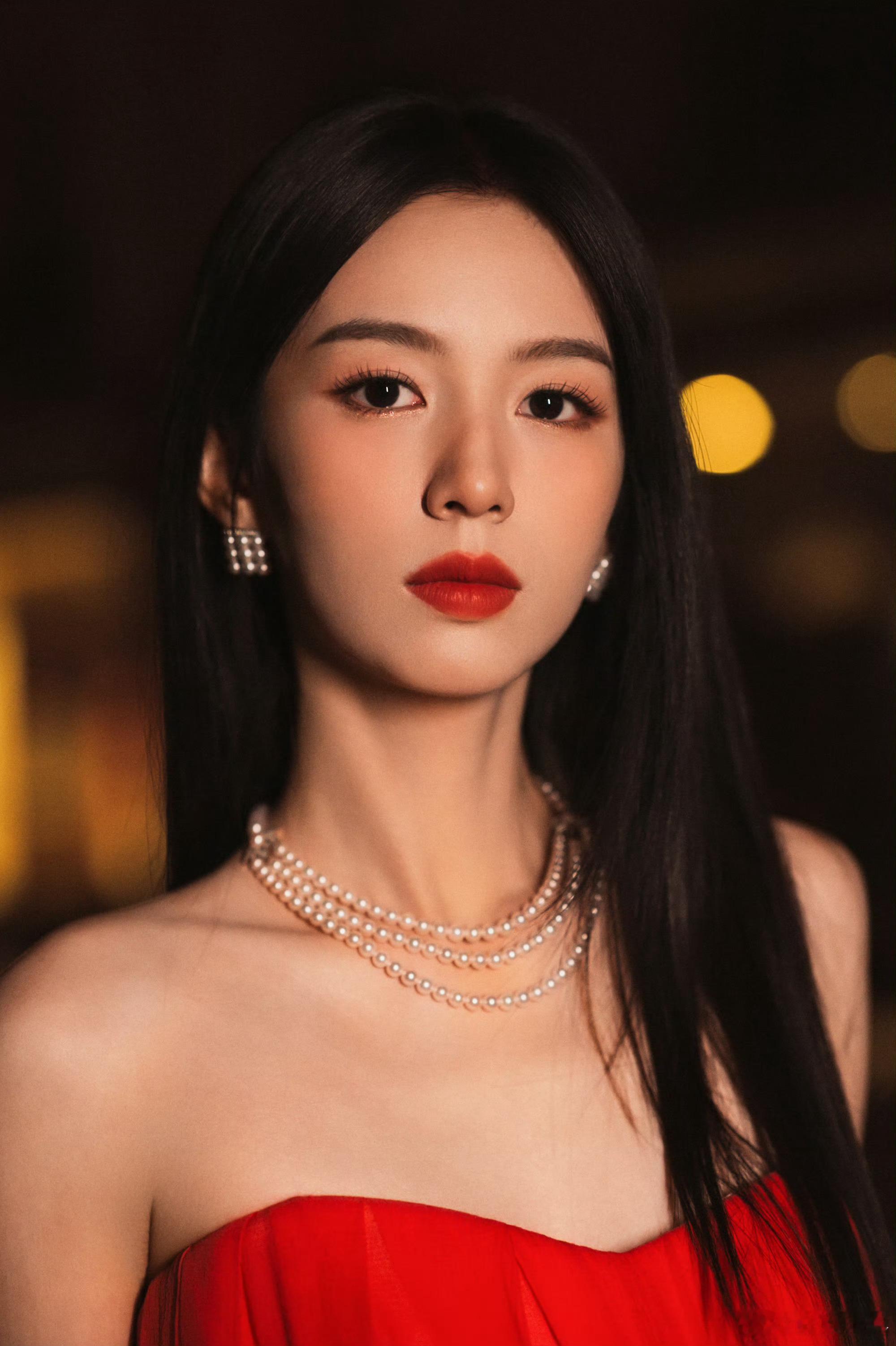 周也午夜巴黎红玫瑰周也飞吻wink这么美的周也值了 ​​​