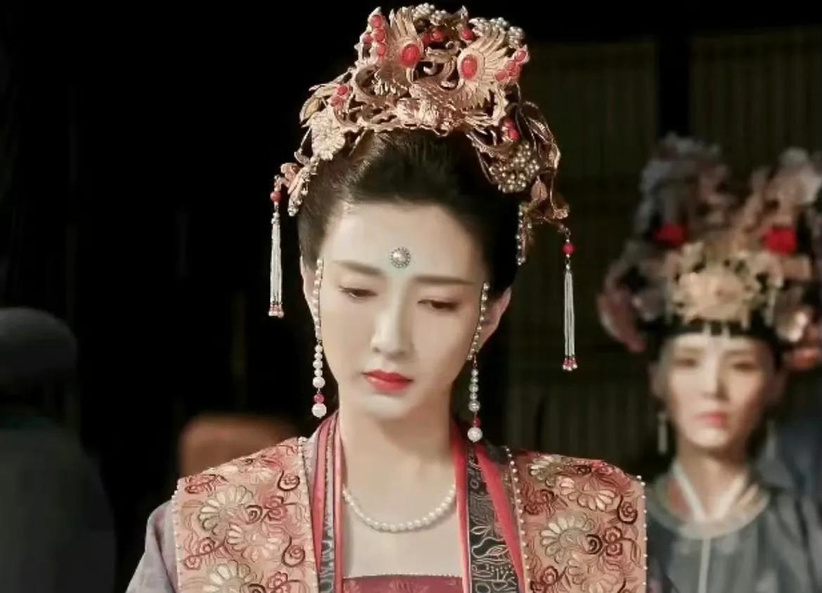 《清平乐》的珍珠妆质感比《墨雨云间》好太多了，光泽度好，珠子大小统一，整体高级感
