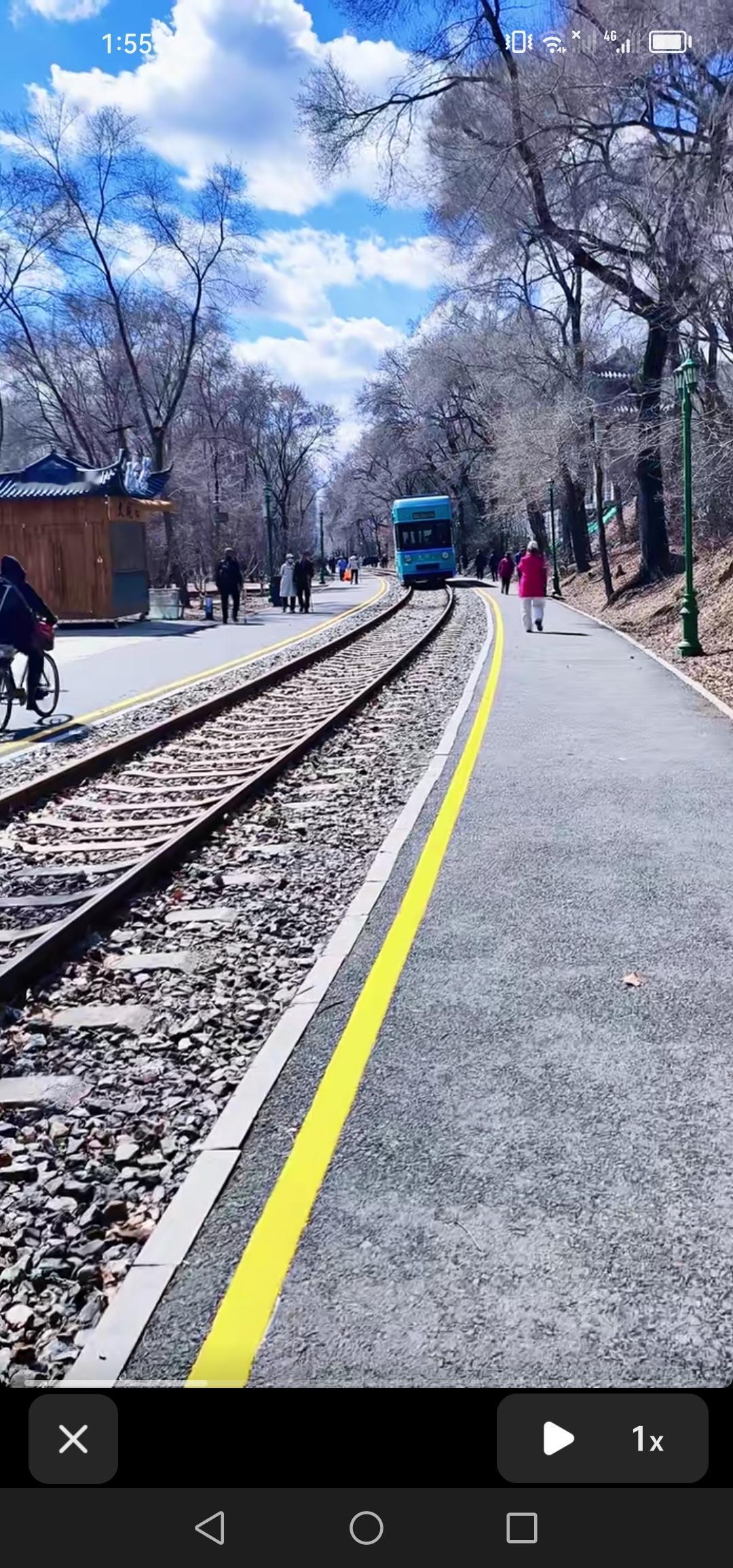 吉林市吉海铁路的慢行步道已开始划警戒线，此举旨在保障行人安全。

近日，在吉林市