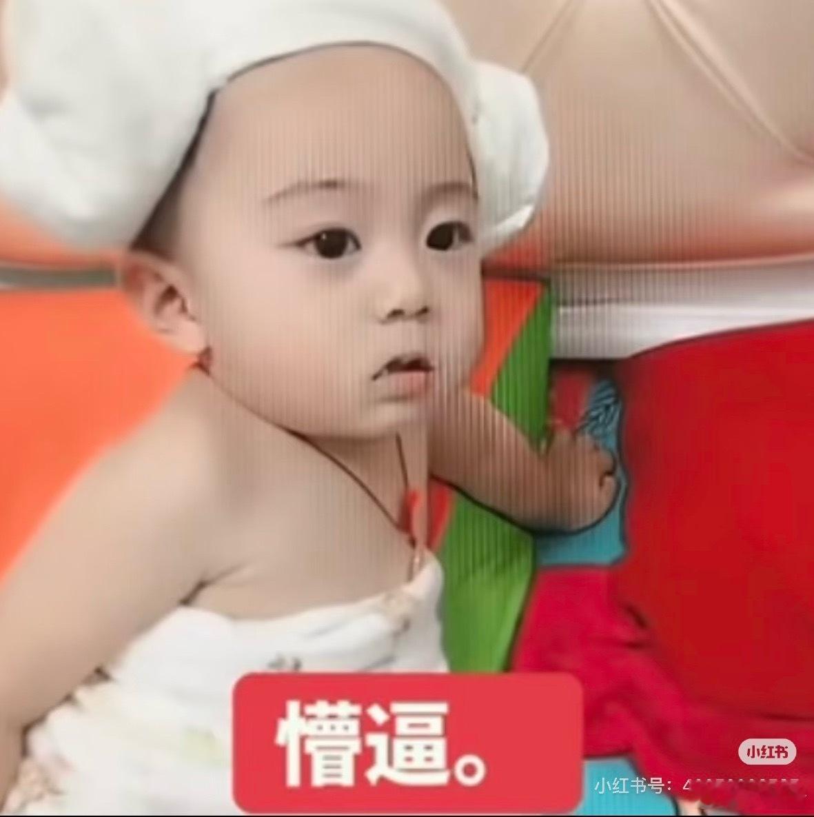 青石板路尽头，灯笼铺的竹骨还浸在桐油里。老掌柜每日晨起糊第一层纱，浆糊要调得稠稀