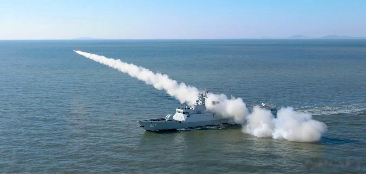 海军的056轻型护卫舰在进行反舰导弹发射训练，舰艇配备的是鹰击八三系列反舰导弹，