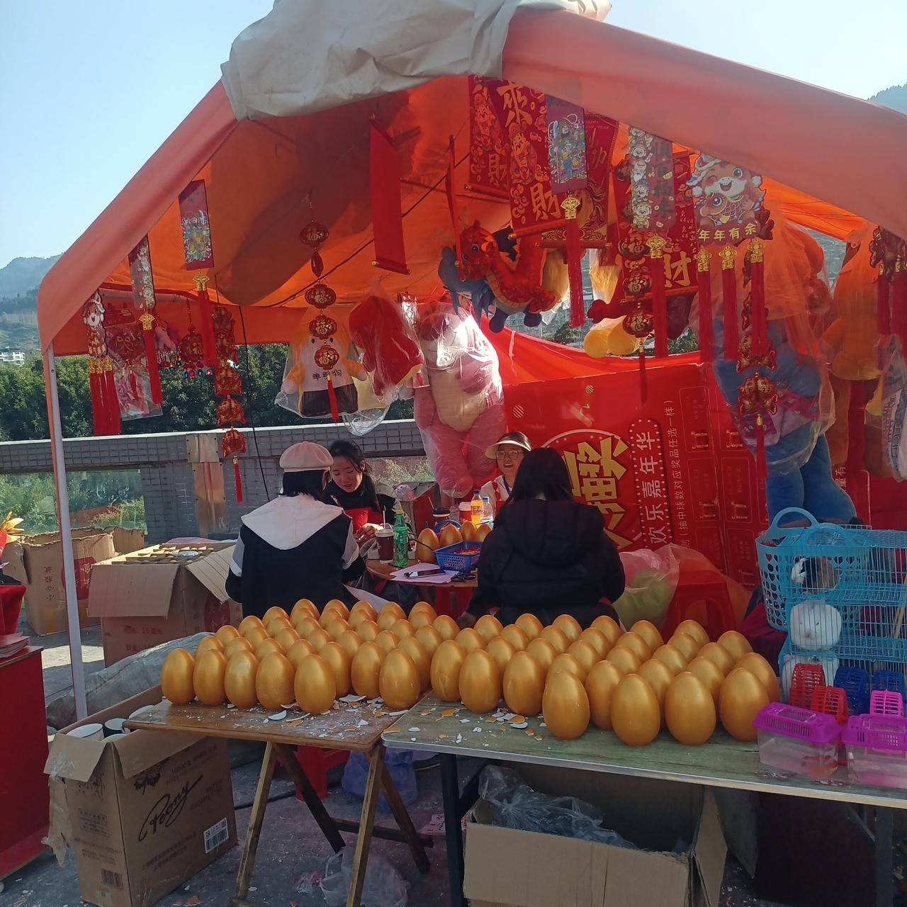 热闹的年货市场，满桌的黄金蛋等你来选购！🎉💰