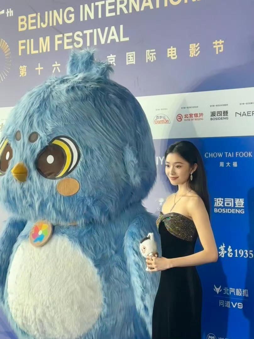 刘浩存拧裙子上的雨水刘浩存的裙子好吸水啊，拧裙子上的雨水的存子好可爱！☺️刘浩存