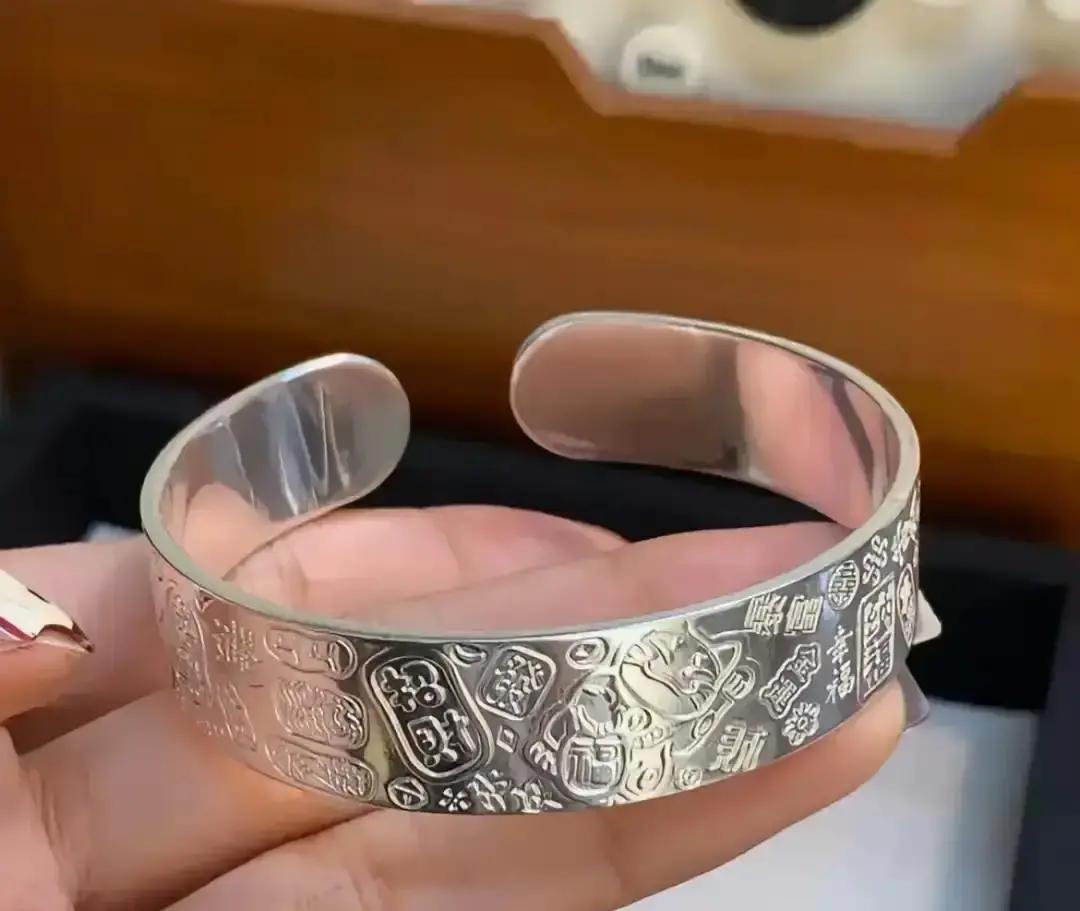 银价飙到7块1克了！
 
手里那点旧银镯子，今天能换一部新手机。
 
周大福柜台