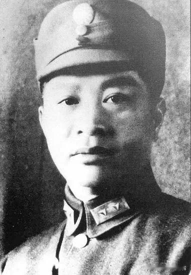 新中国建国前我军牺牲的十一位军事家：
1、叶挺（1896—1946）：保定军校第