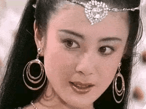 小时候看电视剧很多，觉得妲己和白素贞就是颜值天花板，美女就是这个样子，但也觉得她