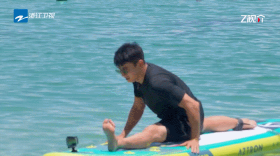 #吴奇隆海上一字马# 吴奇隆海上一字马，也是十分有趣的感觉呢，看着就让人一整个爱