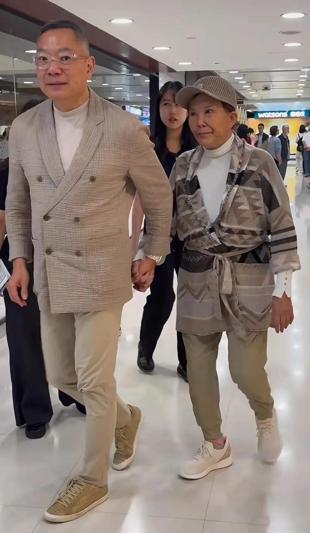 铜锣湾偶遇白韵琴与谢伟俊携手漫步，白韵琴行动不便，谢伟俊紧紧搀扶，眼神宠溺。三十